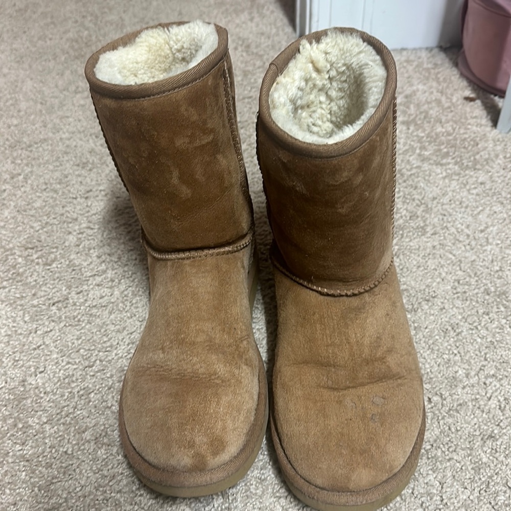 Ugg women’s classic short size 6
